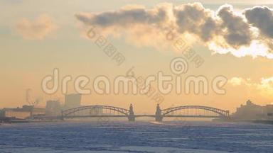 冬季冰冻河流上的公路桥